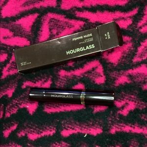 Hourglass femme nude lip style color 4 nude